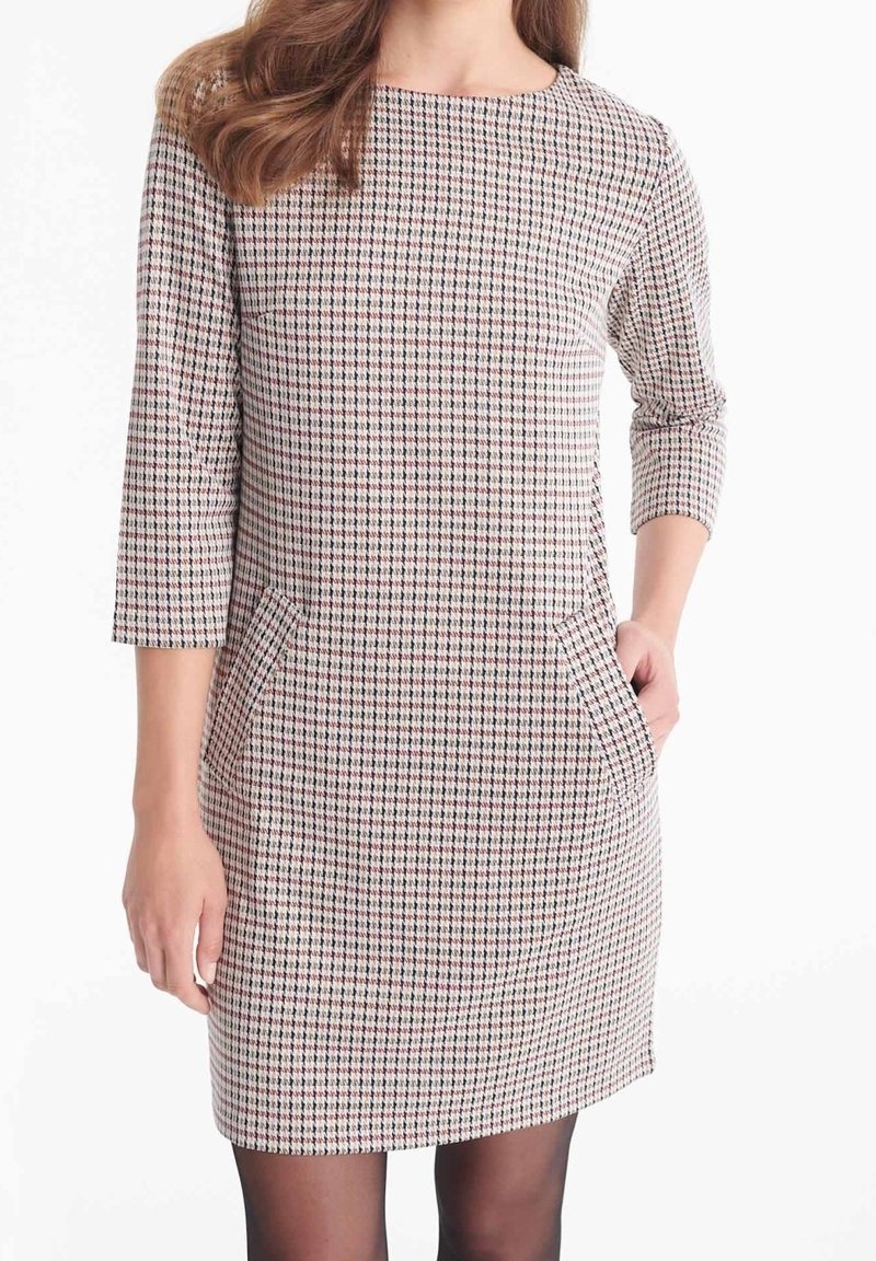 Rutigt kort klänning med trekvartslånga ärmar, som har fickor, i nyanser av kräm, röd och blå på en texturerad tyg.