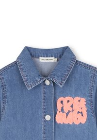 Denim jack met een roze, getufte "FREE HUGS" patch op de borst, zilveren knopen en een merketiket "BILLIEBLUSH" aan de binnenkant van de kraag.