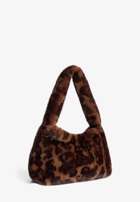 Rožnata torbica z leopardjim vzorcem, izdelana iz mehkega umetnega krzna, z zaobljenim ročajem in trikotno obliko. Barvna paleta vključuje bogate rjave in črne odtenke.