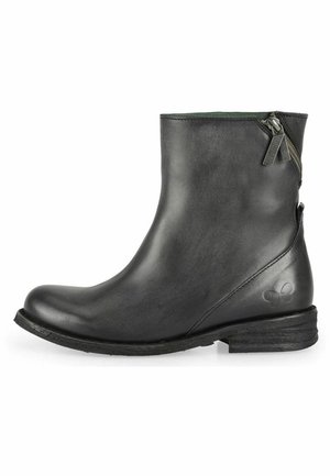 Botín de cuero negro hasta el tobillo con punta redondeada, cierre de cremallera lateral y tacón bajo apilado. Presenta un sutil branding en el tacón.