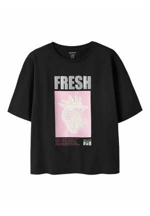 Camiseta negra de manga corta con un gran texto plateado "FRESH", un rectángulo rosa con un boceto blanco de fresa y un texto pequeño impreso debajo.