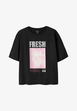 Czarny t-shirt z krótkim rękawem z dużym srebrnym napisem „FRESH”, różowym prostokątem z białym szkicem truskawki oraz małym nadrukowanym tekstem poniżej.