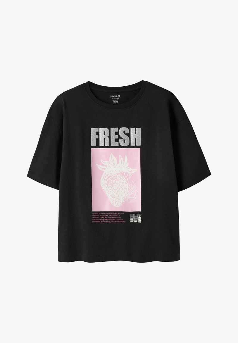 T-shirt noir à manches courtes avec un grand texte argenté "FRESH", un rectangle rose présentant un croquis de fraise blanche, et un petit texte imprimé en dessous.