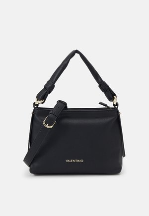 Borsa Valentino nera in pelle testurizzata, con dettagli in metallo color oro, tracolla regolabile e manici superiori su uno sfondo chiaro uniforme.