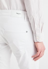 Pepe Jeans GYMDIGO - Vaqueros slim fit - white