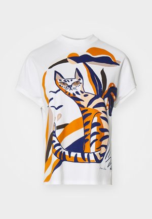 Weißes Baumwoll-T-Shirt mit einem bunten Grafikmotiv einer Katze in Orange, Marineblau und Creme. Enthält stilisierte Pflanzenelemente und markante Linienführung.