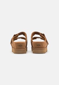 UGG GOLDENSTAR HI SLIDE - Ciabattine con tacco - chestnut