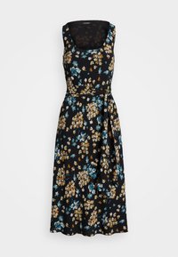 Ärmlös svart midiklänning med rundad halsringning, blå och gula blommönster, samt ett matchande bälte av samma tyg i midjan.