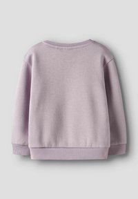 Lila kleurige longsleeve sweatshirt met geribbelde manchetten, onderkant en kraag, weergegeven vanaf de achterkant op een effen lichte grijze achtergrond.