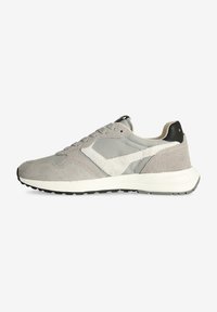 Sneaker grigio in suede e mesh con un accento bianco, punta tonda, design con lacci e dettaglio del tacco nero. Superficie testurizzata e suola in gomma.