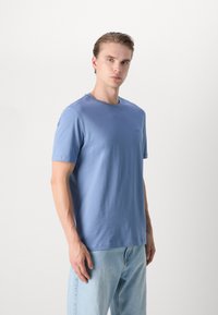 BOSS THOMPSON - Basic póló - open blue thirty