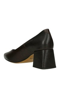 Scarpe con tacco in pelle marrone con finitura texturizzata simile a un rettile, dotate di punta rotonda e tacco a blocco quadrato.