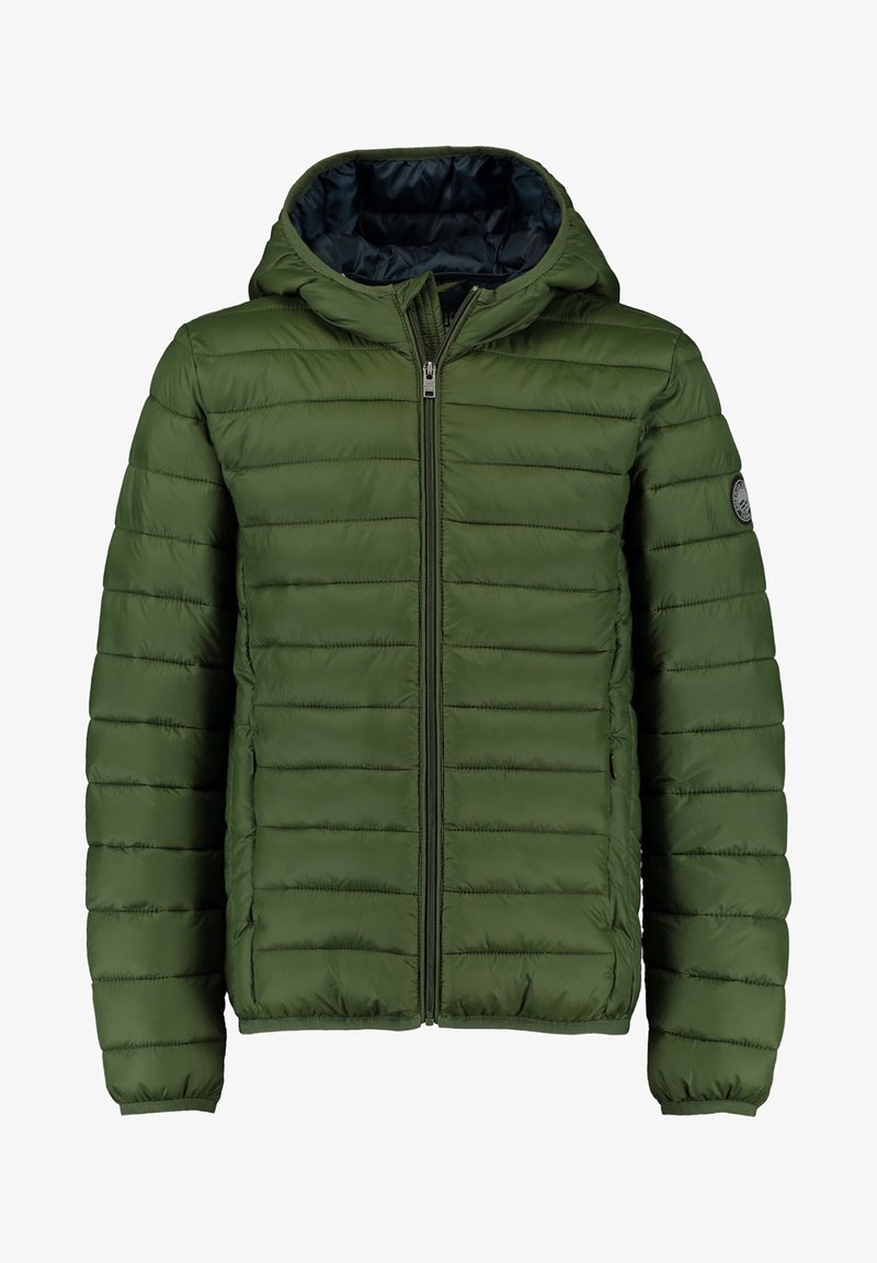Veste à capuche matelassée verte avec fermeture éclair à l'avant et poignets élastiques, dotée d'un petit patch rond sur le haut de la manche gauche.