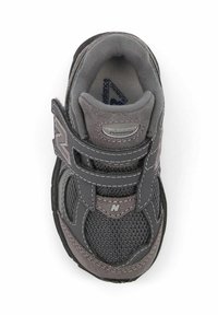 Scarpa da corsa grigia con tomaia in rete, suola in gomma e cinturino in velcro. Gli accenti testurizzati e il logo ricamato arricchiscono il design.