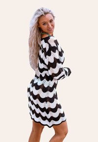 Cupshe STRIPED CROCHET - Pletené šaty - black white stripes