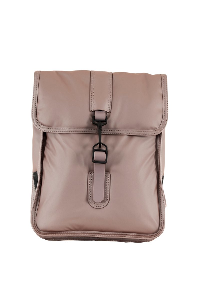 Lichtroze leren rugzak met een klep sluiting, verstelbare schouderband en zwarte hardware accenten. Gladde textuur en ronde vorm.