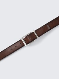 Ceinture en cuir marron avec une boucle rectangulaire en argent, dotée de plusieurs trous pour un ajustement et d'une texture lisse et polie.