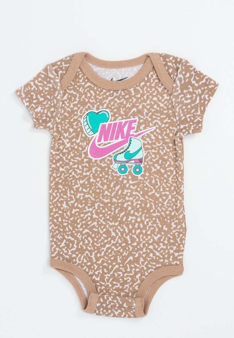 Bodysuit à manches courtes marron avec un motif abstrait blanc, présentant un logo Nike rose et turquoise ainsi qu'un graphique de patin à roulettes. Comprend des fermetures à pression.