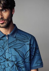 Next REGULAR FIT - PATTERN ZIP NECK - Pólóing - blue black floral