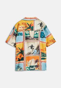 Trumpas rankovėmis marškinėliai iš lengvos medžiagos, kuriuose pavaizduota ryški, daugiaspalvė siuvinėta kompozicija su tropiniais motyvais, banglente ir tekstiniais akcentais.