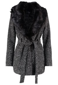 Abrigo texturizado en blanco y negro con cuello de piel sintética, cintura con lazo y mangas largas; fabricado con un material suave y tejido.