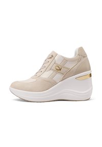Sneaker beige con finitura in suede testurizzato, design con lacci e suola a zeppa bianca rialzata con un accento dorato sul tallone.