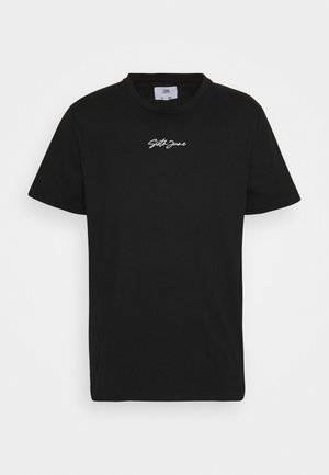 Schwarzes T-Shirt mit kurzen Ärmeln und weißem, geschwungenem "Sixth June"-Logo, das mittig auf der oberen Brust vor einem schlichten Hintergrund platziert ist.