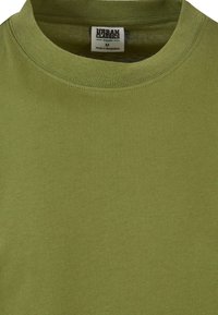 Tricou verde măsliniu din bumbac organic, cu decolteu rotund și mâneci scurte. Eticheta din interior indică mărimea M.