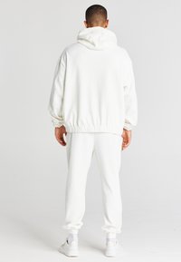 SIKSILK Träningsbyxor - off-white
