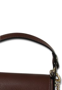 Brown leren handtas met een gestructureerde afwerking, voorzien van een gebogen schouderriem en details in goudkleurig metaal.