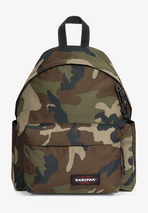 Tarnfarbenes Rucksack mit runder Form, aus strapazierfähigem Stoff gefertigt. Verfügt über eine Vordertasche, einen oberen Griff und schwarze Reißverschlussbeschläge.