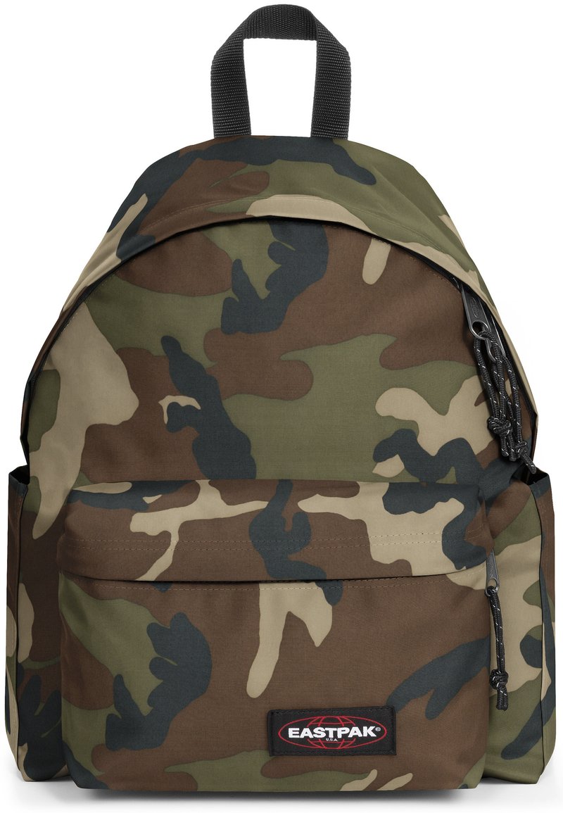 Mochila de camuflaje con forma redondeada, fabricada con tela duradera. Incluye un bolsillo frontal, un asa superior y cremalleras de color negro.