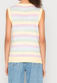 Top senza maniche lavorato a maglia con strisce pastello in giallo, verde, rosa e blu. Presenta un collo rotondo e una vestibilità rilassata.