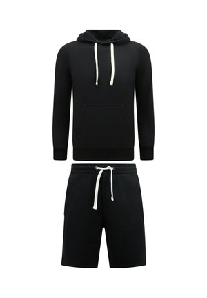 Zwarte hoodie met voorzak en witte trekkoorden gecombineerd met zwarte korte broek met witte trekkoord tailleband op een witte achtergrond.