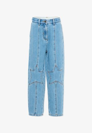 Jean en denim bleu clair à taille haute, jambes droites, avec des motifs de couture en forme d'étoile sur les genoux.