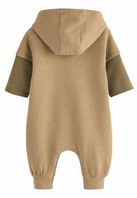 Salopette con cappuccio color sabbia e maniche verdi. Tessuto morbido, polsini elastici e vestibilità rilassata. Design semplice senza chiusure visibili o fantasie.