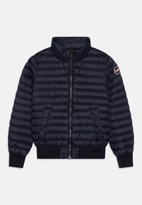 Veste bomber matelassée bleu marine avec fermeture éclair sur le devant, poignets et taille côtelés, poches latérales et écusson logo sur la manche gauche.