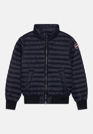 Giacca bomber trapuntata blu navy con zip frontale completa, polsini e bordo a coste, tasche laterali e patch del logo sulla manica sinistra.