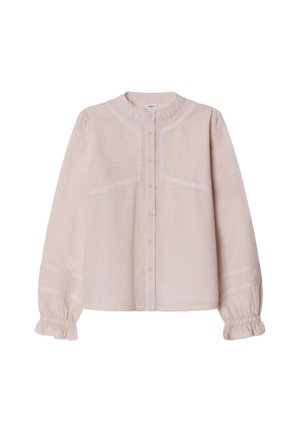 Lichtroze blouse met lange mouwen, knoopsluiting vooraan, kanten rand aan borst en mouwen, en elastische geplooide manchetten.
