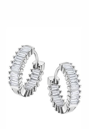 Boucles d'oreilles en argent en forme de créole, ornées d'une rangée de pierres rectangulaires transparentes le long du bord extérieur, finition polie et fermoirs à charnière.