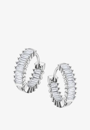 Boucles d'oreilles en argent en forme de créole, ornées d'une rangée de pierres rectangulaires transparentes le long du bord extérieur, finition polie et fermoirs à charnière.