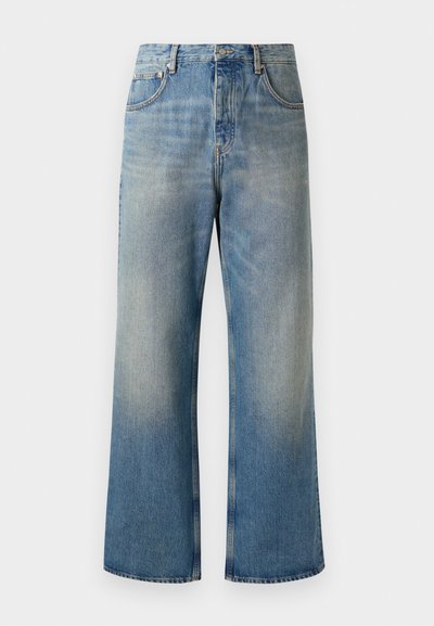 Jeans a gamba larga di colore azzurro chiaro, realizzati in denim con una finitura sbiadita. Presentano cinque tasche e una chiusura con zip.