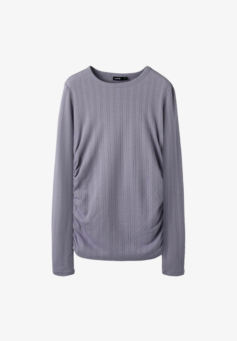 Hellblau-lila langärmliges Strickoberteil mit vertikaler Rippstruktur und gerafften Seiten, Rundhalsausschnitt und taillierter Silhouette.