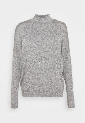 Pull tricoté gris à manches longues avec un col haut et une coupe légèrement ample, présenté sur un fond uni.