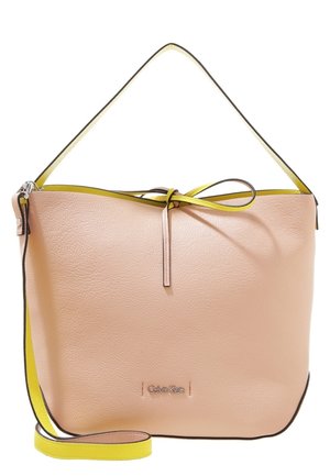 Jasnoróżowa skórzana torebka z żółtymi wykończeniami i paskiem, zapięciem na górze na sznurek oraz logo Calvin Klein z przodu.