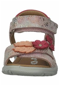 Roze sandaal met een gestructureerde, glinsterende afwerking. Beschikt over twee decoratieve bloemen in roze en perzik, verstelbare bandjes en een witte zool.