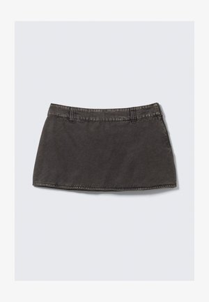 Schwarzer Denimrock mit geradem Schnitt, fünf Gürtelschlaufen und gesteppten Details entlang des Saums. Glatte Textur und leichtes Material.