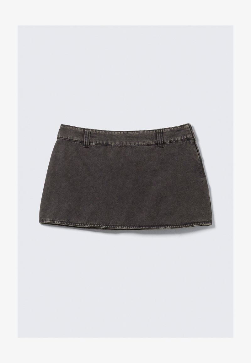 Jupe en jean noire à coupe droite, avec cinq passants de ceinture et des détails cousus le long de l'ourlet. Texture lisse et matière légère.