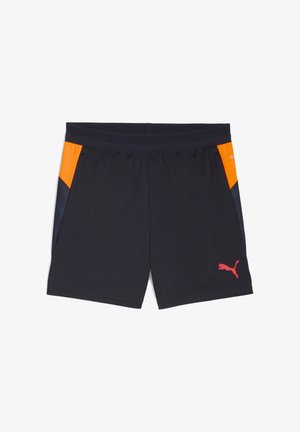 Zwarte sportshorts met oranje en donkerblauwe accenten. Gemaakt van lichtgewicht materiaal met een mesh tailleband en een klein rood logo.