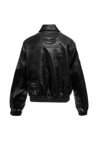 Chaqueta de cuero negra con un diseño corto, cinturilla elástica y puños. Cuenta con múltiples etiquetas en la parte posterior para la marca y detalles. Textura suave.